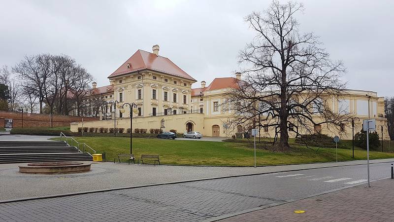 Slavkov u Brna 21.3.2020 - srovnání místa před a po zákazu pohybu bez zakrytých úst a nosu - Slavkov u Brna