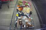 Nákup dohromady za víc než sedm tisíc korun si z brněnského supermarketu ve Vídeňské ulici chtěla v neděli odnést dvojice zlodějů.
