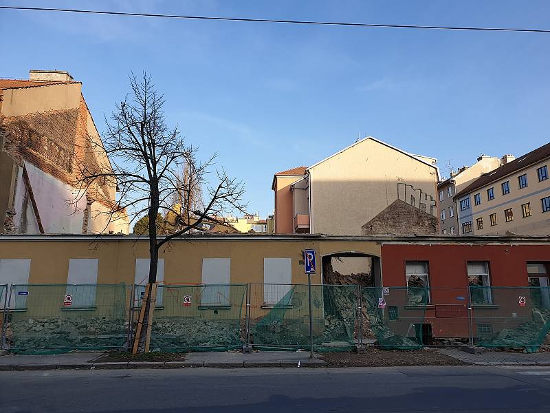 Na rohu ulic Štefánikova a Rybníček bourají stavební stroje dlouhodobě chátrající dům. Místo ní vyroste pětipodlažní budova s jednadvaceti byty, pět z nich bude bezbariérových.