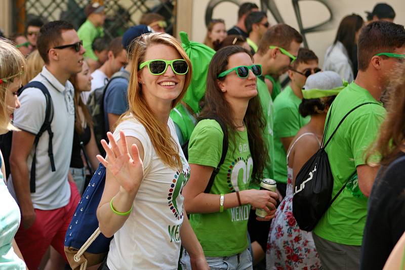 Tisíce studentů se zúčastnily majálesového průvodu z náměstí Svobody na brněnské výstaviště za doprovodu kapel.