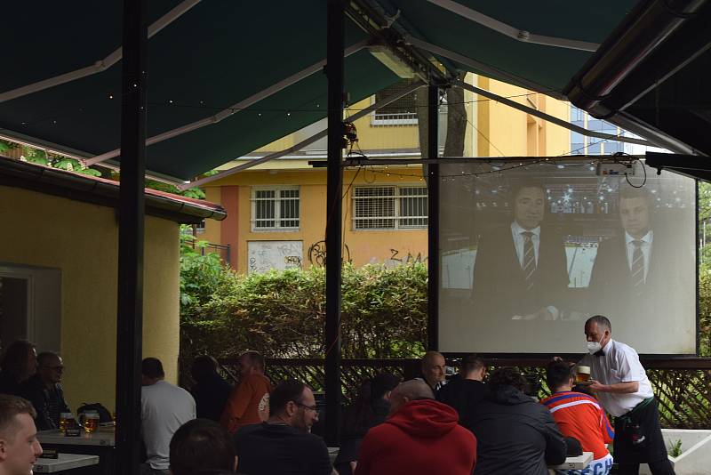 Fanoušci v brněnské restauraci Plzeňský dvůr hnali v pátek odpoledne české hokejisty za vítězstvím proti Rusku na mistrovství světa v Rize.