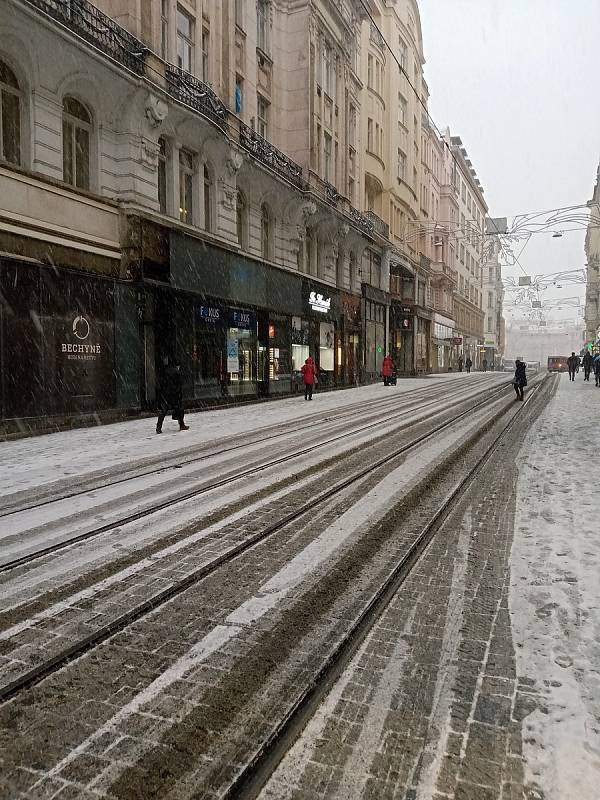 Centrum Brna zasypal sníh. Na snímku Masarykova ulice.