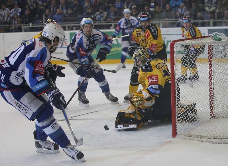 Hokejisté brněnské Komety (v modrém) v posledním 52. kole základní části extraligy přehráli poslední Litvínov 4:0.