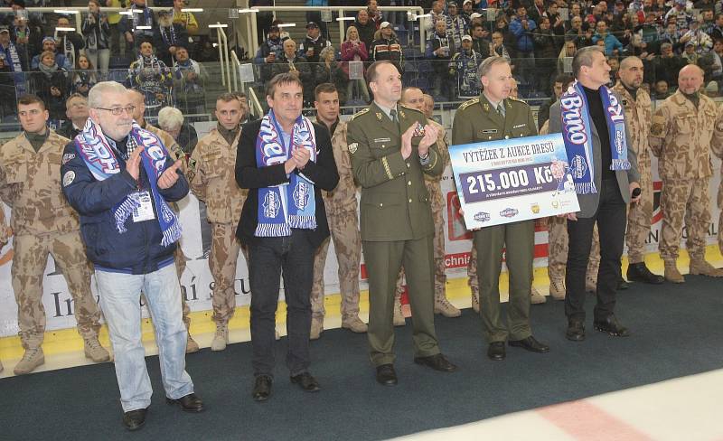 Hokejová Kometa Brno (v bílém) porazila v důležitém utkání Třinec 3:1.