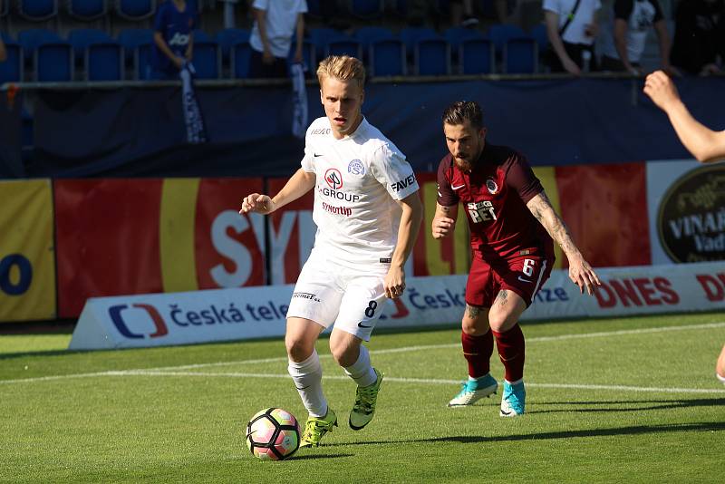 David Machalík (v bílém) v dresu Slovácka naskočil do 45 prvoligových duelů.