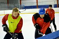 Fotbalisté Zbrojovky si tréninky po skončení podzimní části druhé ligy zpestřili dvěma hokejovými duely.