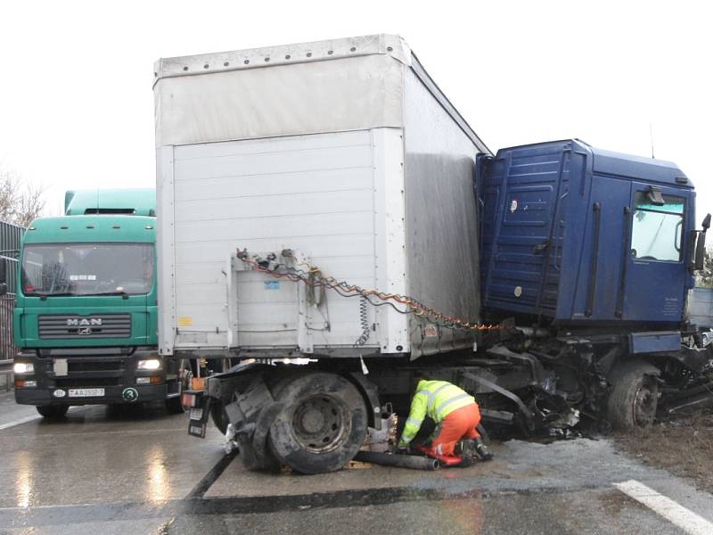 Dva kamiony a osobní auto zablokovaly jízdní pruhy 186. kilometru dálnice D1 v obou směrech u Popůvek na Brněnsku.