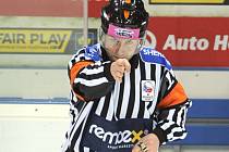 Jeden z nejlepších českých hokejových rozhodčích Antonín Jeřábek rozhodoval tři finále mistrovství světa a zapískal si také na olympijských hrách v Soči a Pchjongčchangu.