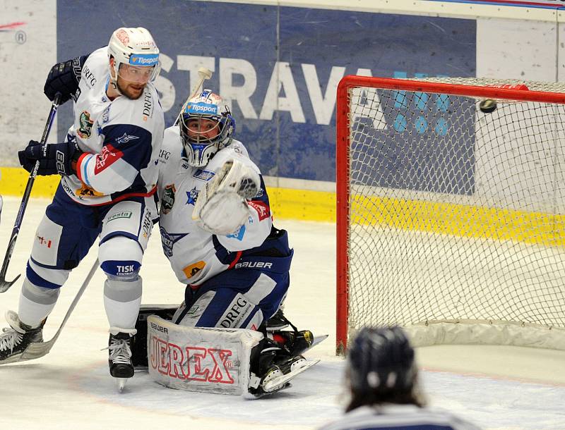 Hokejisté Komety Brno (v bílém) porazili Vítkovice i ve druhém čtvrtfinále, tentokrát 3:2 po řádné hrací době.