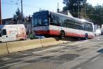 Ranní cestu do práce zkomplikovala Brňanům kuriózní nehoda autobusu dopravního podniku u zastávky Kuldova v Židenicích. 