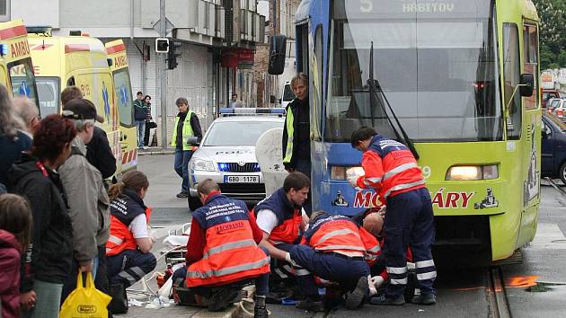 Tramvaj srazila ženu v ulici Milady Horákové.