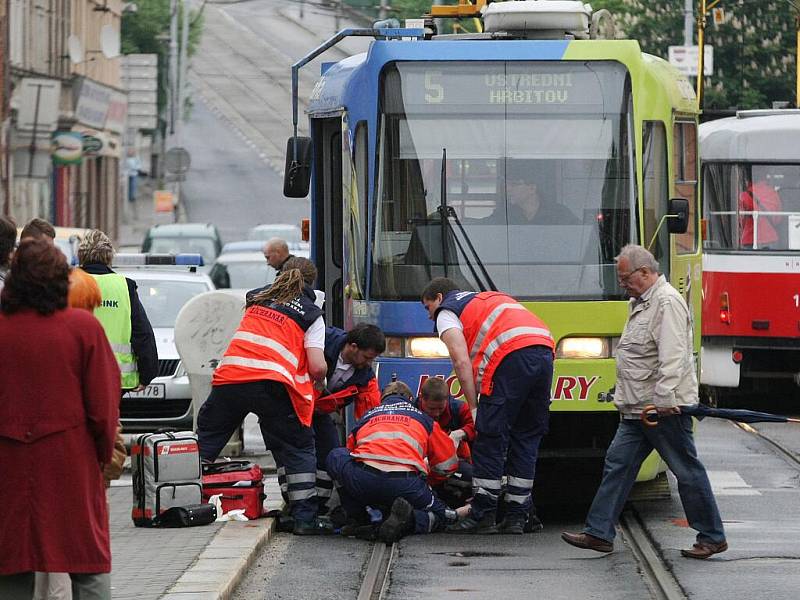 Tramvaj srazila ženu v ulici Milady Horákové.