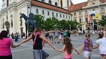 Zaměstnanci Střediska volného času Lužánky zatancovali pod kopyty koně sochy Jošta na Moravském náměstí v Brně.