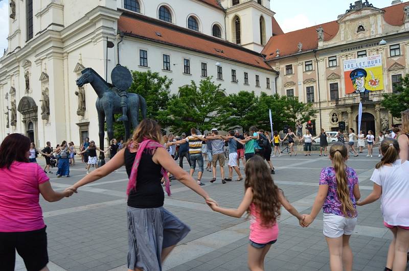 Zaměstnanci Střediska volného času Lužánky zatancovali pod kopyty koně sochy Jošta na Moravském náměstí v Brně.