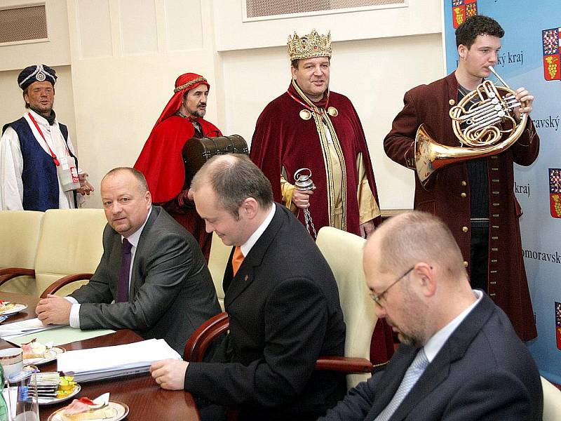 Tři králové navštívili se svojí sbírkou Krajský úřad JMK a hejtmana Michala Haška.