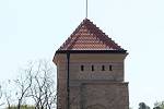 Vlajka města Brna zdobí od neděle hrad Veveří. V jedenáct hodin dopoledne ji na Prachovskou věž vyvěsil kastelán Petr Fedor. 