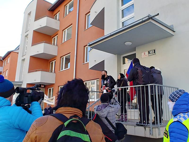 Protest před bytem ministra školství Roberta Plagy v brněnských Medlánkách.