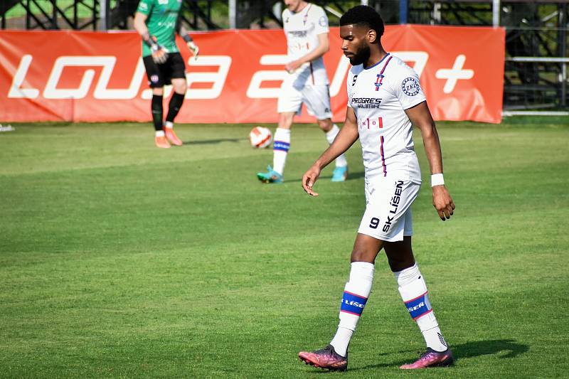 Líšeňští fotbalisté (v bílém) porazili rezervu pražské Sparty 1:0.