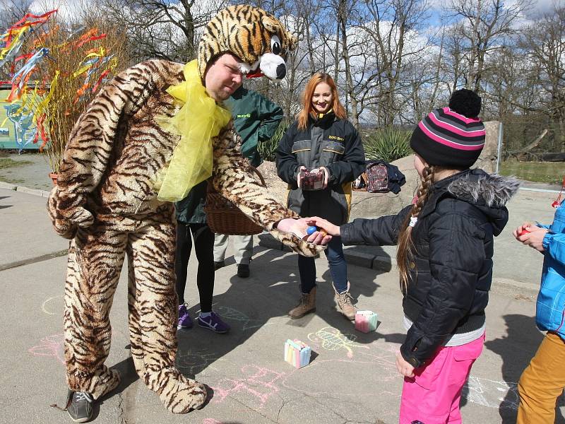 Velikonoční akce v brněnské zoo. Děti hledaly vajíčka a vyměňovaly je za sladkosti.