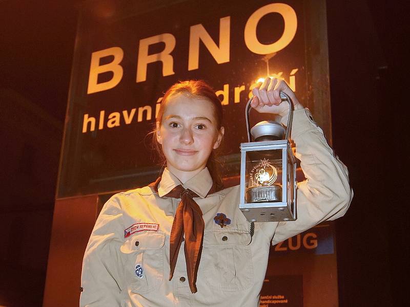 Symbol Vánoc a naděje, lucerna, která lidem svítí na cestu. Betlémské světlo je v Brně. Čtyřčlenná skupina skautů ho přivezla z Vídně, kde ho rakouští skauti předávali delegacím z celé Evropy, v sobotu večer v sedm hodin. S dvacetiminutovým zpožděním.