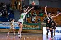 Basketbalistky KP TANY Brno (v bílozelených dresech) přemohly Hradec Králové v prodloužení.