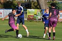 B tým břeclavského dorostu (v modrém) po vymyšleném pravidlu hlavního sudího skandálně přišel o výhru na hřišti Charvátské Nové Vsi. Ilustrační foto.