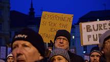 Tisíce lidí protestovaly na náměstí Svobody v Brně proti Zdeňkovi Ondráčkovi, přezdívanému mlátička.