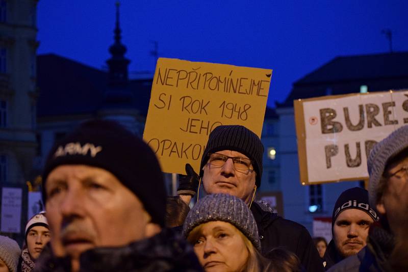 Tisíce lidí protestovaly na náměstí Svobody v Brně proti Zdeňkovi Ondráčkovi, přezdívanému mlátička.