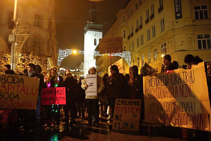 Lampionového průvodu při příležitosti výročí 17.listopadu se zúčastnily stovky lidí.