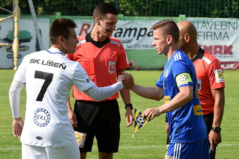 První kolo druhé ligy mezi domácí SK Líšeň (v bílém) a fotbalovým klubem z Varnsdorfu.