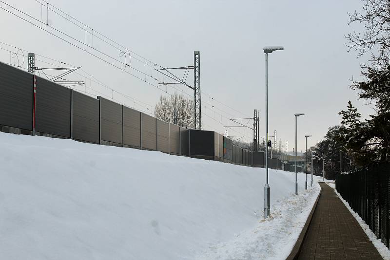 Provizorní přístupový chodník k nové vlakové zastávce v brněnském Starém Lískovci už je hotový. Od neděle tam budou chodit cestující na vlak.