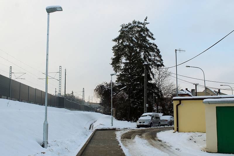 Provizorní přístupový chodník k nové vlakové zastávce v brněnském Starém Lískovci už je hotový. Od neděle tam budou chodit cestující na vlak.