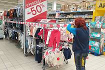 Regály a prostory v brněnském supermarketu ohraničené páskami se zákazem vstupu kvůli nejnovějšímu vládnímu opatření proti šíření koronaviru.