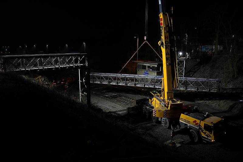 Elektrifikace trati mezi Brnem a Zastávkou. Březen 2021.