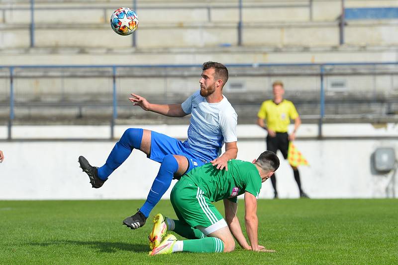 Fotbalisté Rousínova (na snímku v zelených dresech) vyhráli finále krajského poháru proti Kuřimi na penalty. Duel se hrál v Drnovicích.