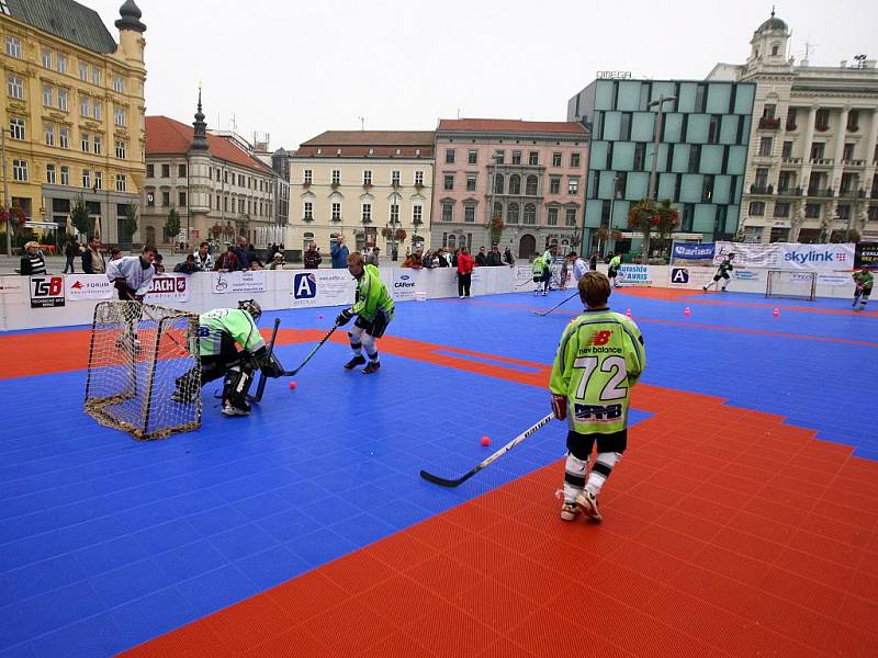 Hokejbalisté na náměstí Svobody.