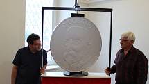 Brněnská mincovna vyrazí největší minci světa, zatím představili model.