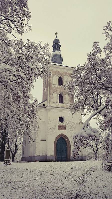 Zima dorazila do Ivančic a sníh pokryl město i okolí.