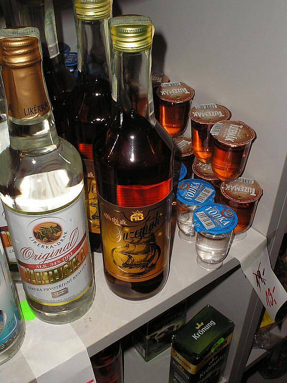 Deset obchodů prodávající i neznačený alkohol odhalili brněnští celníci při svých kontrolách v uplynulých dvou týdnech. Objevili sto třicet litrů tvrdého alkoholu za víc než třiatřicet tisíc korun.