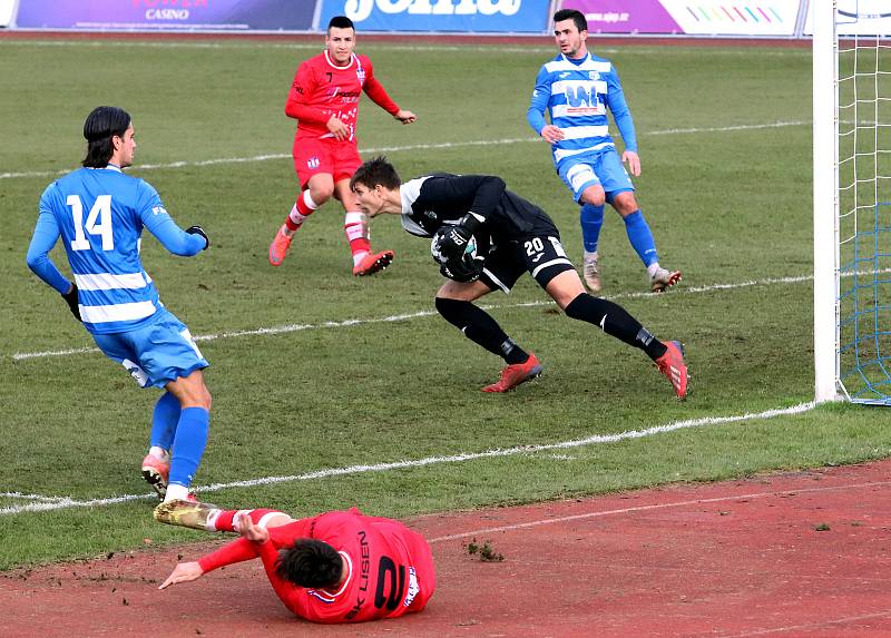 Fortuna Národní liga - Utkání mezi FK Ústí nad Labem (modrobílí)  a SK Líšeň (červení) skončilo bezbrankovou remízou.