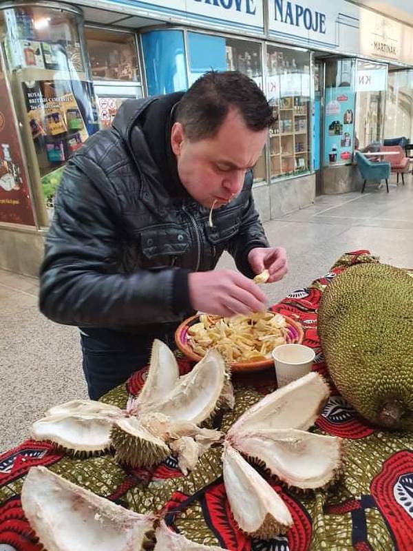 Maxijedlíka Jaroslava Němce nezastavilo ani extrémně páchnoucí ovoce durian.