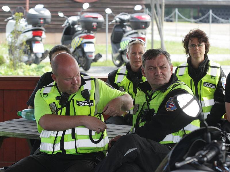 Pilotního kurzu zaměřeného na jízdu na skútru v městském provozu se v pondělí účastnilo patnáct brněnských strážníků, na Masarykově okruhu je školil závodník Karel Abraham a testovací jezdec Karel Táborský.