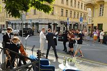 Zástupci Národního divadla Brno a Janáčkovy akademie múzických umění podepsali ve středu dohodu o spolupráci na rohu Mozartovy a Dvořákovy ulice.
