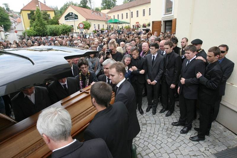 Téměř čtyři sta lidí se přišlo v sobotu naposledy rozloučit s čtyřčlennou vyvražděnou rodinou z brněnských Ivanovic.