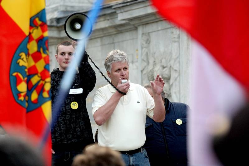 Asi dvě stovky lidí protestovaly na náměstí Svobody v Brně proti vládě a prezidentovi. Na pódiu řečníci vyjmenovávali nedostatky vedení státu a žádali demisi ministrů.