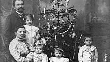 Vánoční foto 1909-10 ještě neúplné rodiny okresního zvěrolékaře MVDr. Josefa Soukupa Jilemnici a Jičíně. Dětí měli nakonec devět.