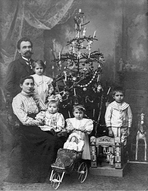 Vánoční foto 1909-10 ještě neúplné rodiny okresního zvěrolékaře MVDr. Josefa Soukupa ilemnici a Jičíně. Dětí měli nakonec devět.
