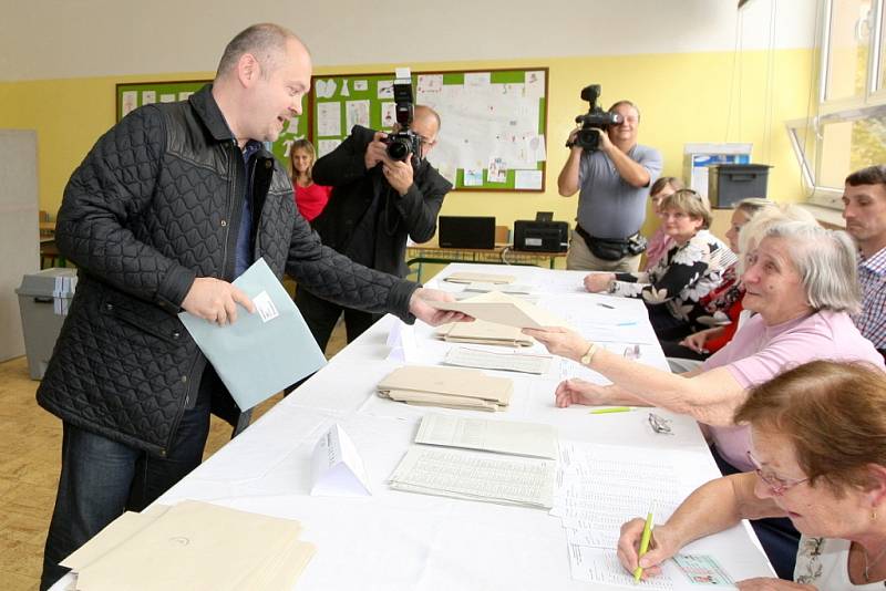 Hejtman Michal Hašek přišel odvolit v pátek po druhé hodině odpoledne.