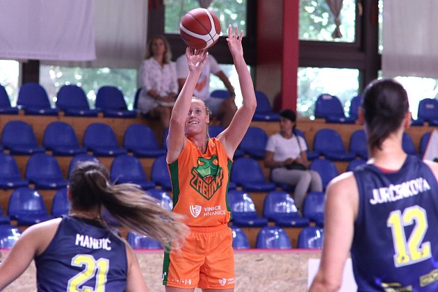 Basketbalistky brněnských Žabin (v oranžovém) v sobotu čeká první domácí zápas nové sezony.