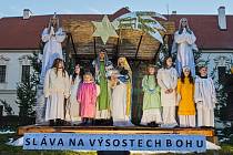 Farníci z Rajhradu na Brněnsku vytvořili 25. prosince 2022 v areálu benediktinského kláštera tradiční živý betlém.
